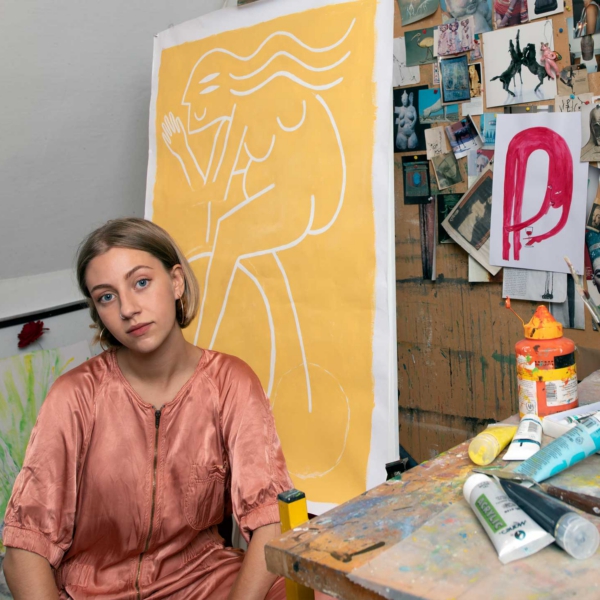 Kunstner i hendes atelier