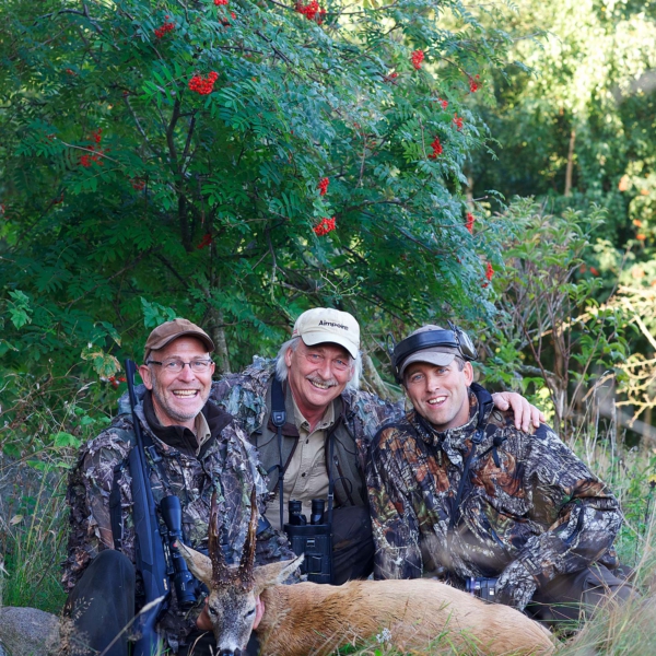 Erhvervsfoto af tre j&aelig;gere med trof&aelig; r&aring;buk