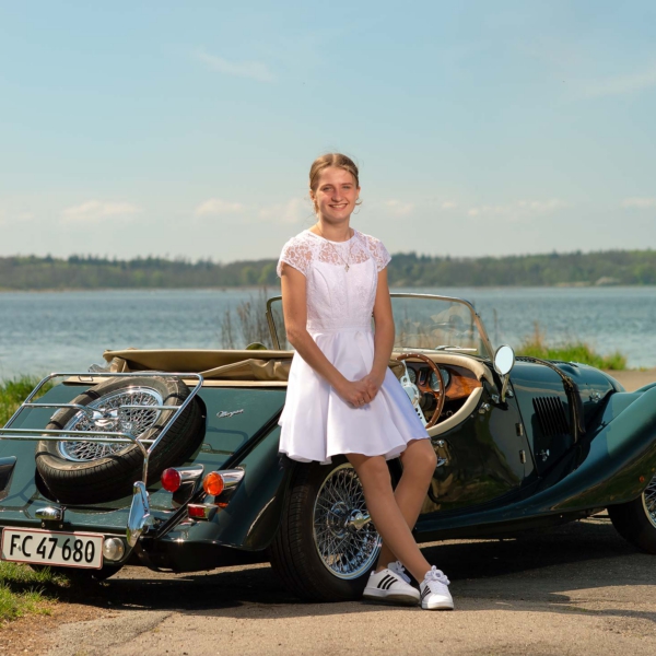 Konfirmand foran flot bil