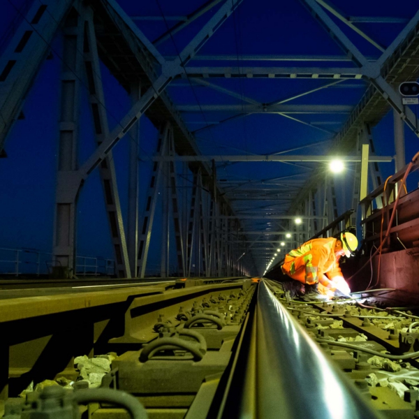 Erhvervsfotograf foto af jernebanevedligehold p&aring; Den nye Lilleb&aelig;ltsbro