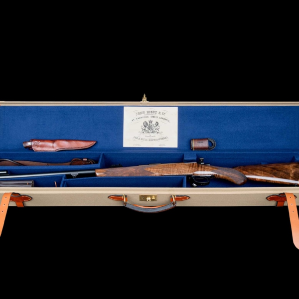 Erhvervsfoto af vintage v&aring;ben i kuffert