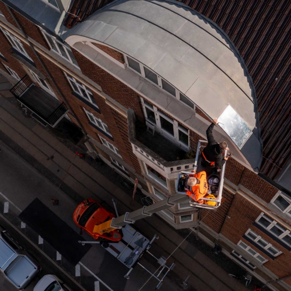 Droneoptagelse af VVS medarbejder fra Suenson VVS der reparere tag