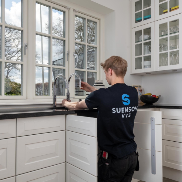 Erhvervsfotografi af VVS fagmand i k&oslash;kken