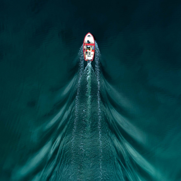 Droneoptagelser af speedb&aring;d taget oppe fra