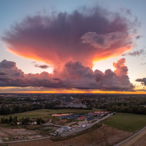 Droneoptagelse af stor cumulus nimbus sky over Hvals&oslash; by