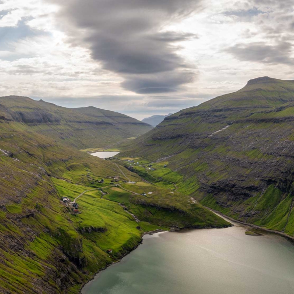 Droneoptagelser af bugt p&aring; F&aelig;r&oslash;erne