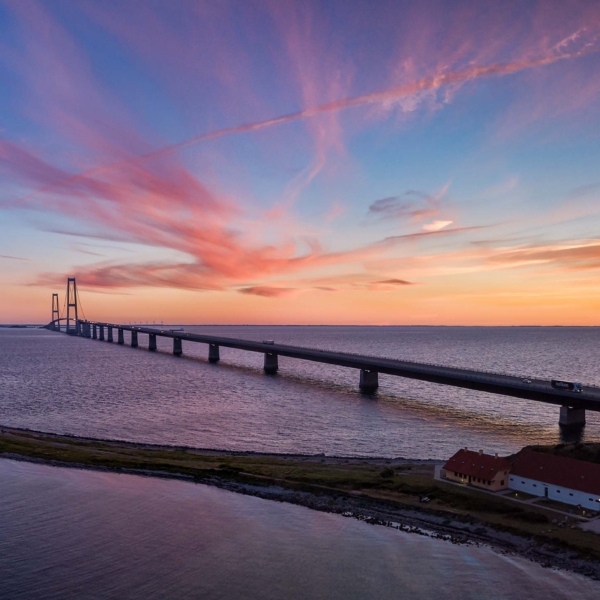 Drontofoto af Storeb&aelig;ltsbroen med smuk solnedgang