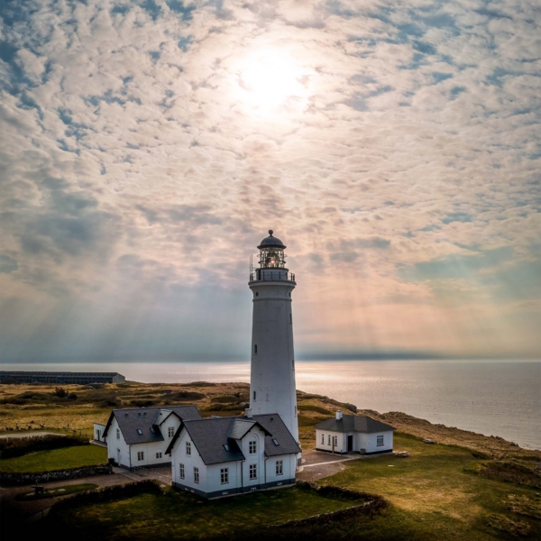 Droneoptagelse af fyrt&aring;rn i Hirtshals