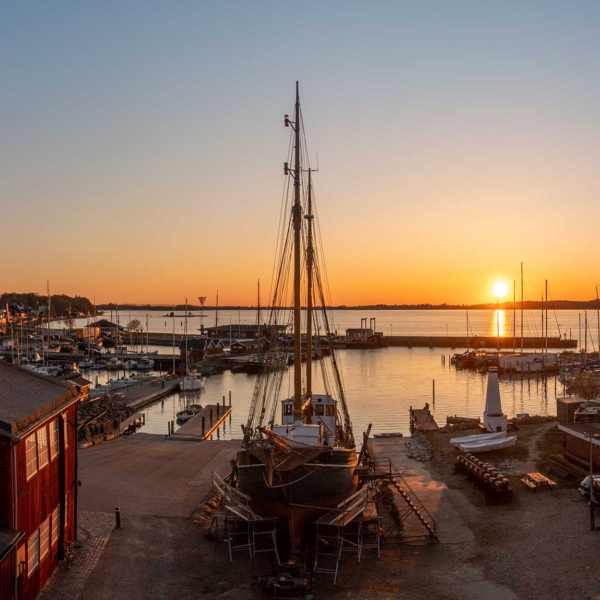 Droneoptagelse af Holb&aelig;k skibsv&aelig;rft med gammel fiskekutter til reperation