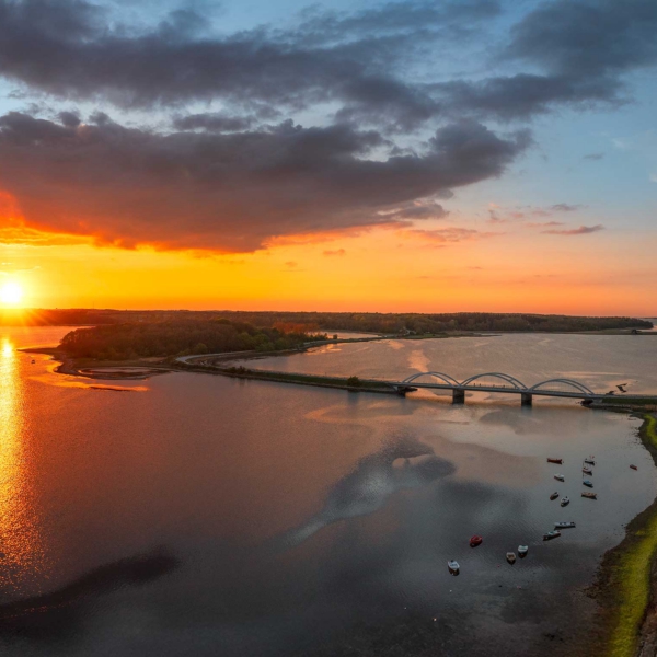 Droneoptagelse med flot solnedgang fra fugleperspektiv over Munkholmbroen