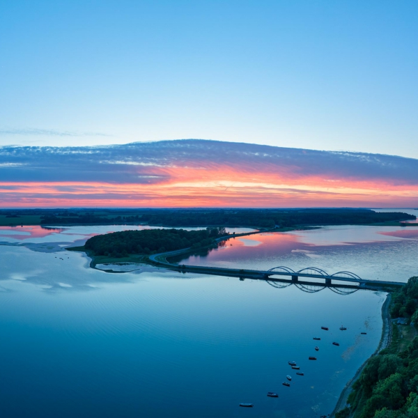 Droneoptagelse af flot solnedgang over Munkholmbroen i Holb&aelig;k