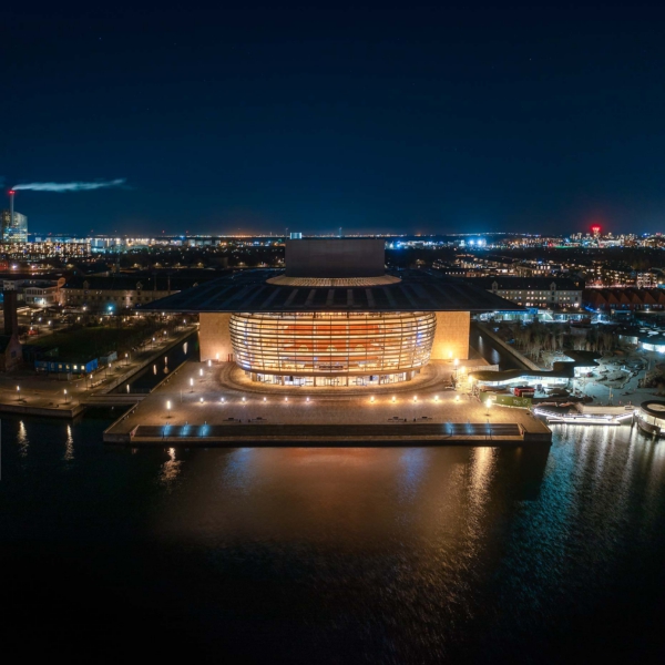 Operahuset i K&oslash;benhavn taget fra drone om aftenen.