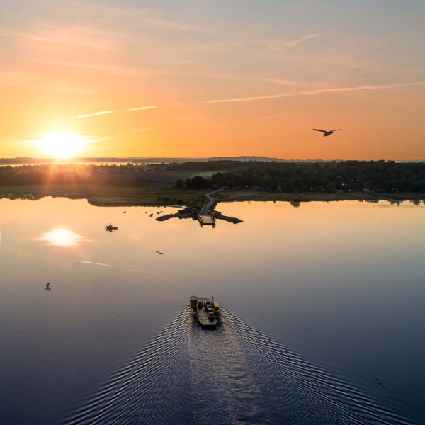 Droneoptagelse af Or&oslash;f&aelig;rgen i solnedgang