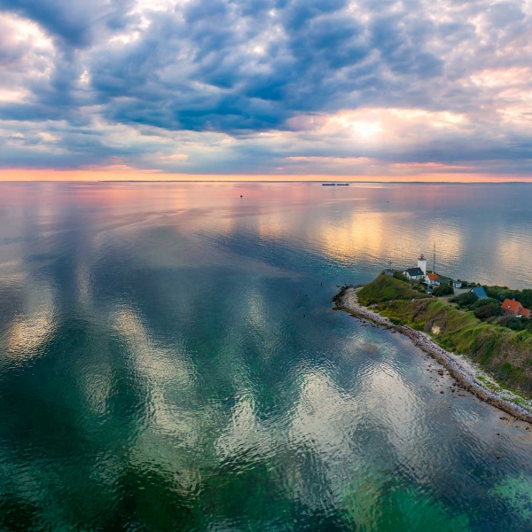 Droneoptagelse af R&oslash;sn&aelig;s fyr i flotte farver