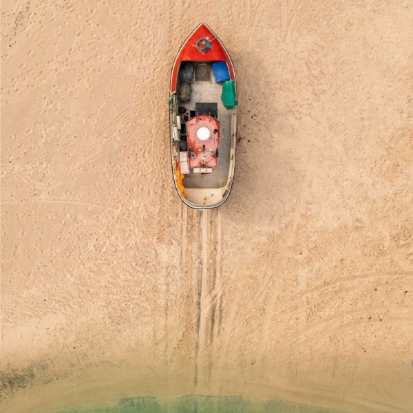 Enlig b&aring;d trukket p&aring; land