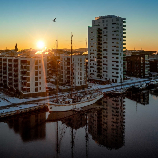 Droneoptagelse af gammelt tr&aelig;skib i Holb&aelig;k havn